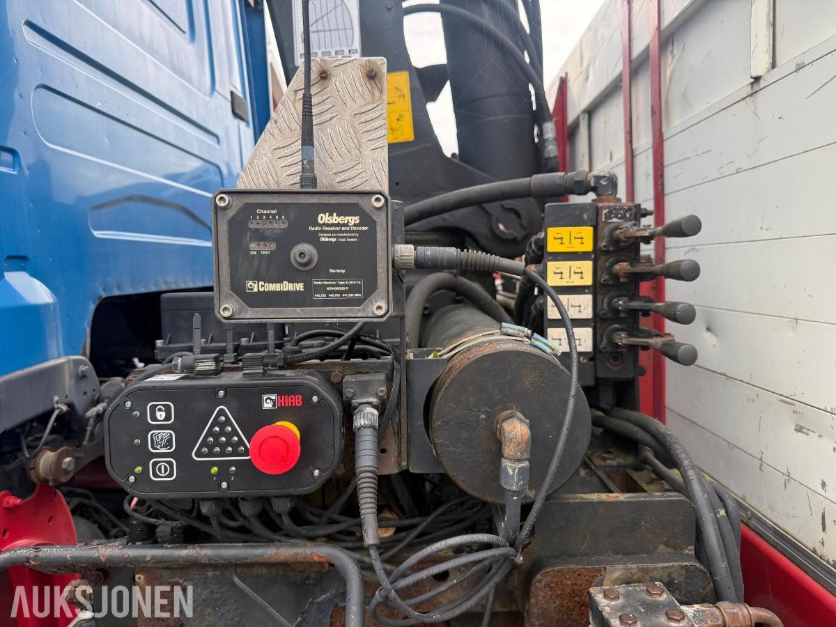 Scania R620 V8 kranbil med HIAB 195-5 kran og 3-akslet henger