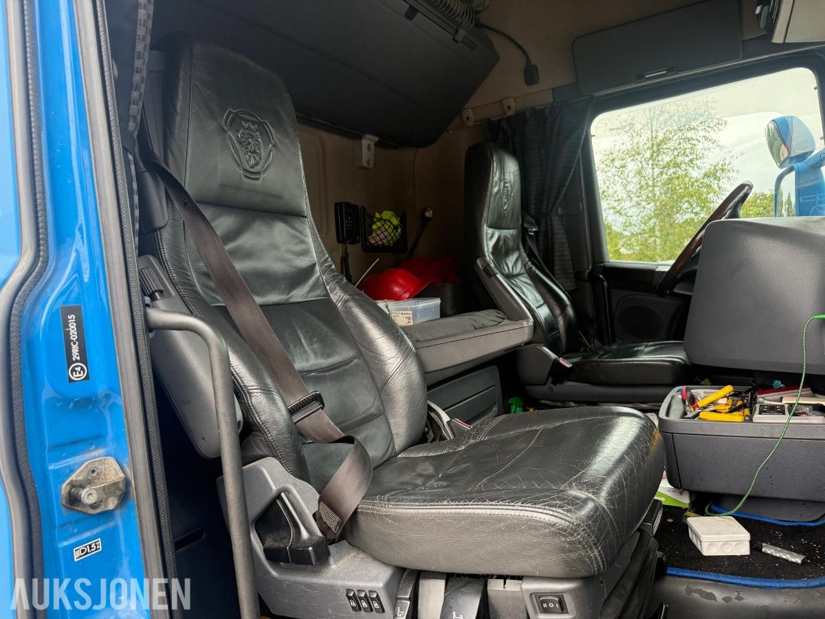 Scania R620 V8 kranbil med HIAB 195-5 kran og 3-akslet henger