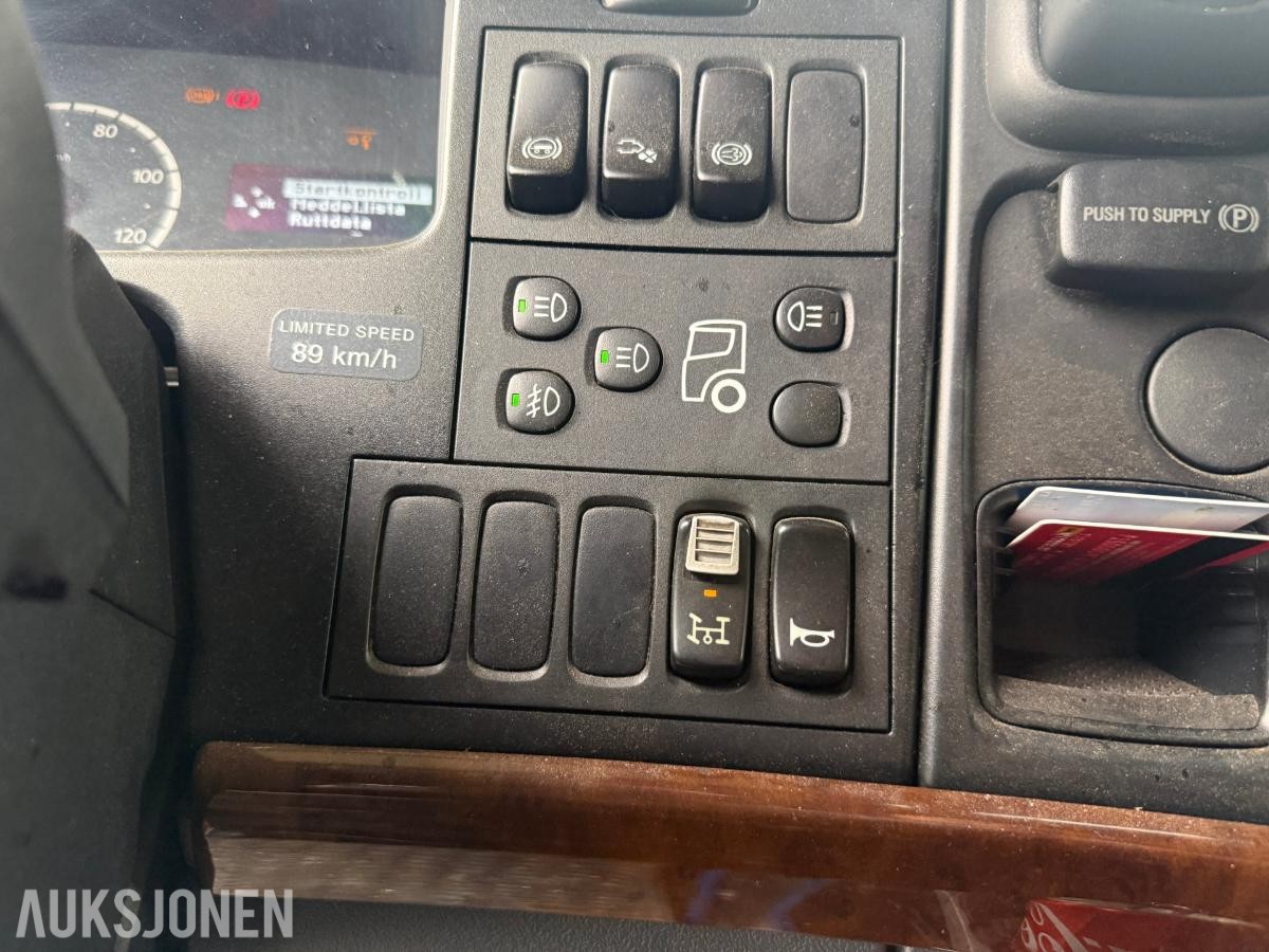 Scania R620 V8 kranbil med HIAB 195-5 kran og 3-akslet henger