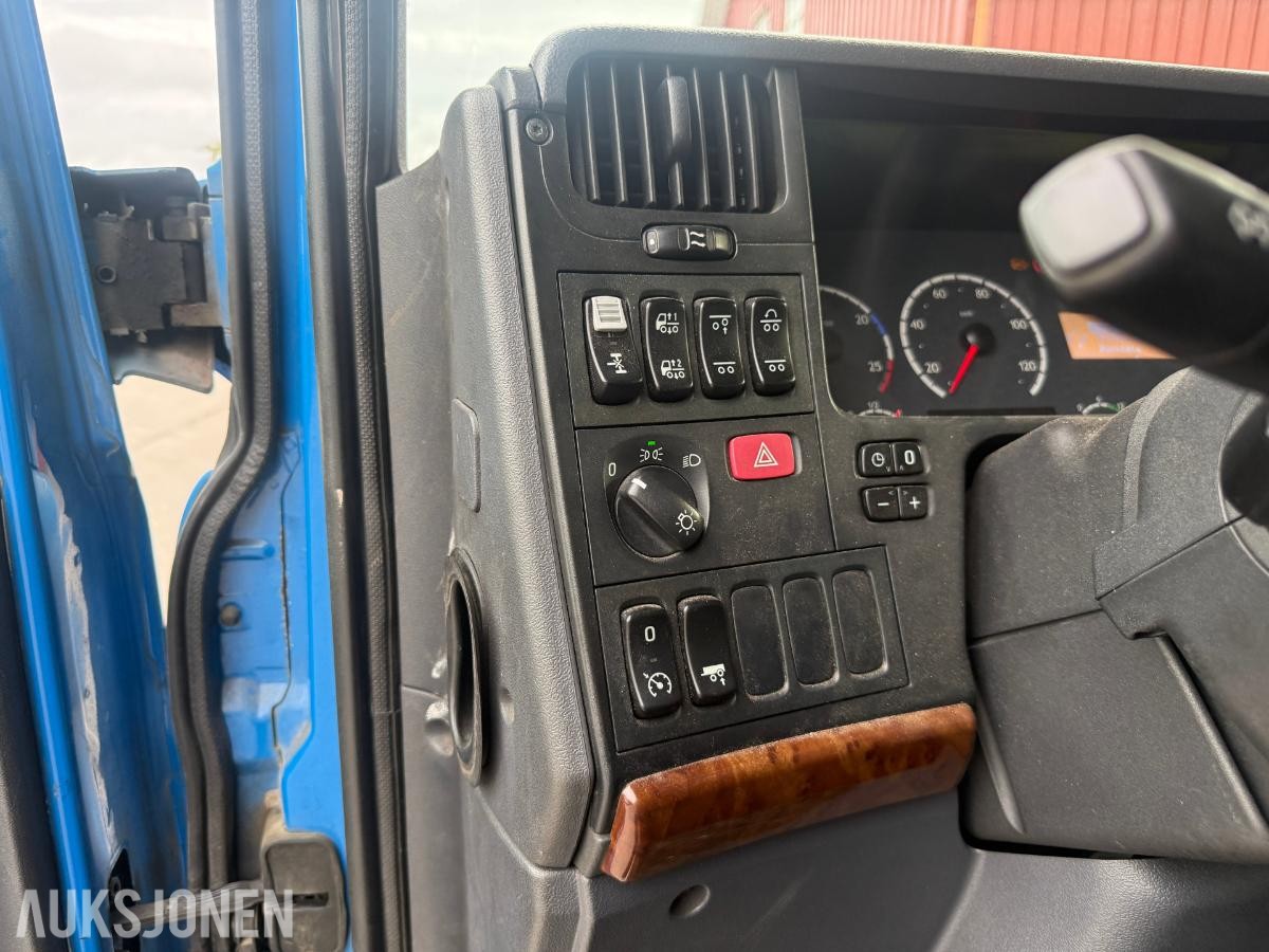 Scania R620 V8 kranbil med HIAB 195-5 kran og 3-akslet henger