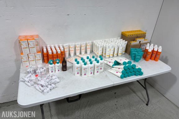 Stort parti med solkrem og solbeskyttelse fra Cosmica, A-Derma, Avène, Cliniderm m.fl.