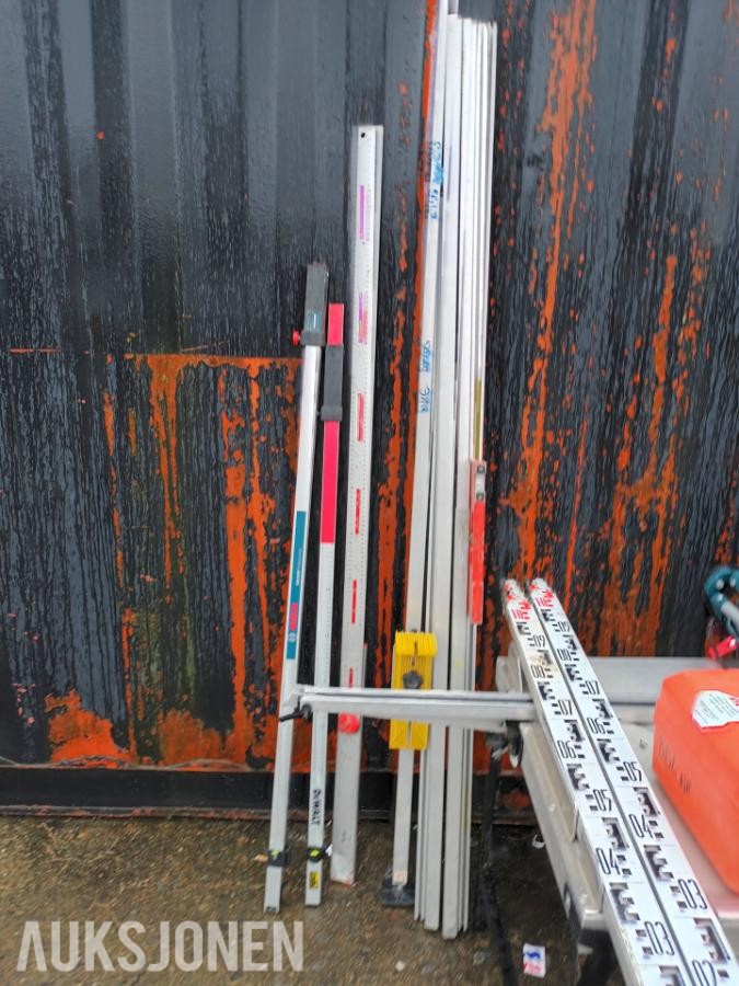 Nivelleringskikkert med stativer og målestenger + lodstokk