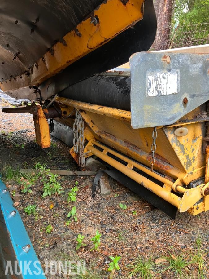 2009 Falköping LB 1000 Etterhengenede strøapparat