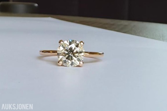 1.50CT ENSTENS DIAMANTRING I 14K GULL. HELT NATURLIG DIAMANT! TAKSTBREV OG SERTIFIKAT!