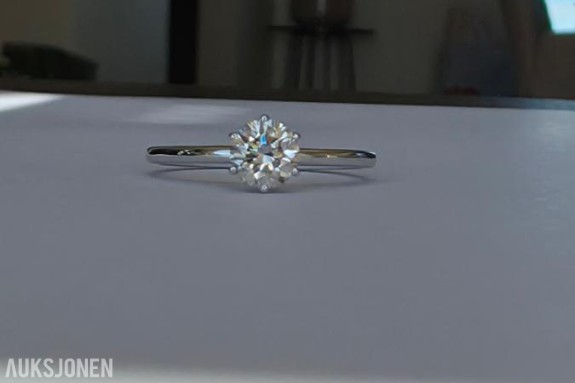 0.68CT ENSTENS DIAMANTRING I 14K GULL. HELT NATURLIG DIAMANT! TAKSTBREV OG SERTIFIKAT!