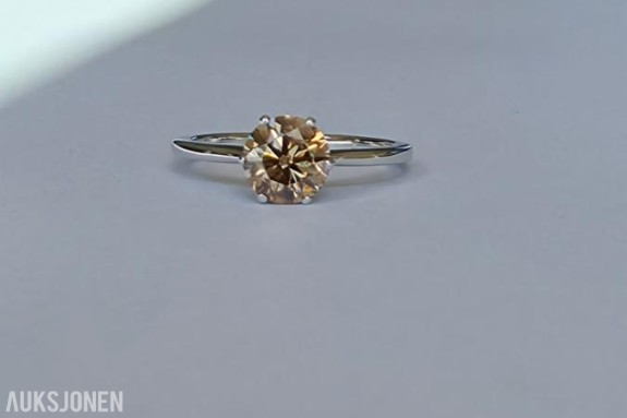 1.05CT ENSTENS DIAMANTRING I 14K GULL. NATURLIG DIAMANT! TAKSTBREV OG SERTIFIKAT!