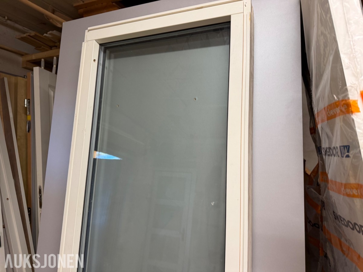3 lags fastkarmsvindu (1985 x 585 mm.) Heltre hvitmalt.