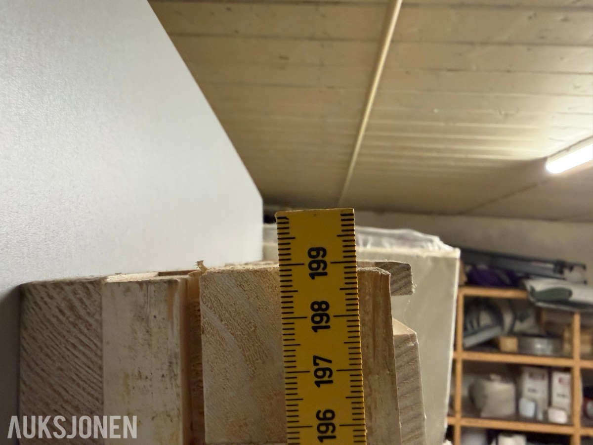 3 lags fastkarmsvindu (1985 x 585 mm.) Heltre hvitmalt.