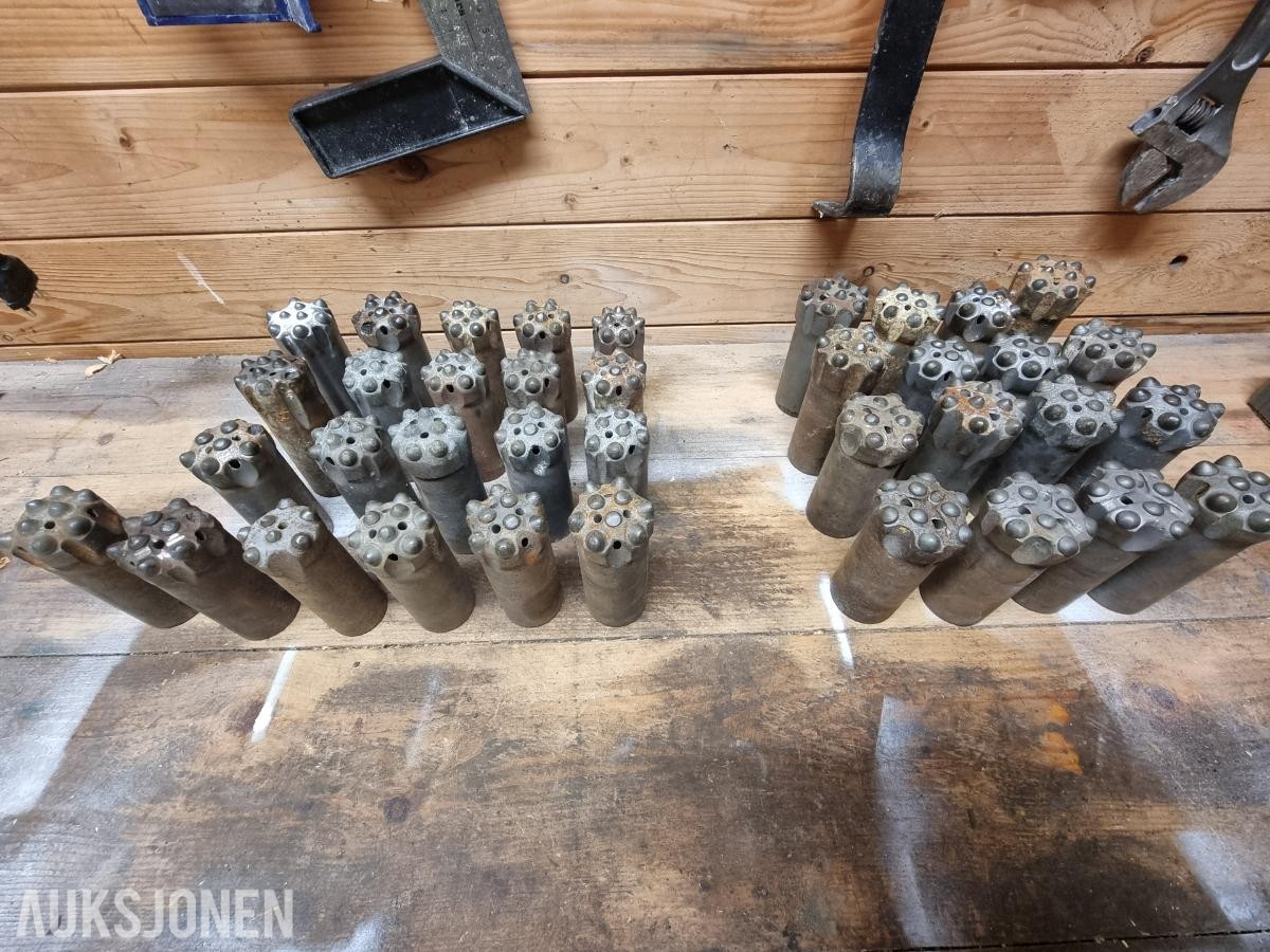 Parti med diverse boreutstyr, hovedsakelig Epiroc-utstyr og tilbehør.