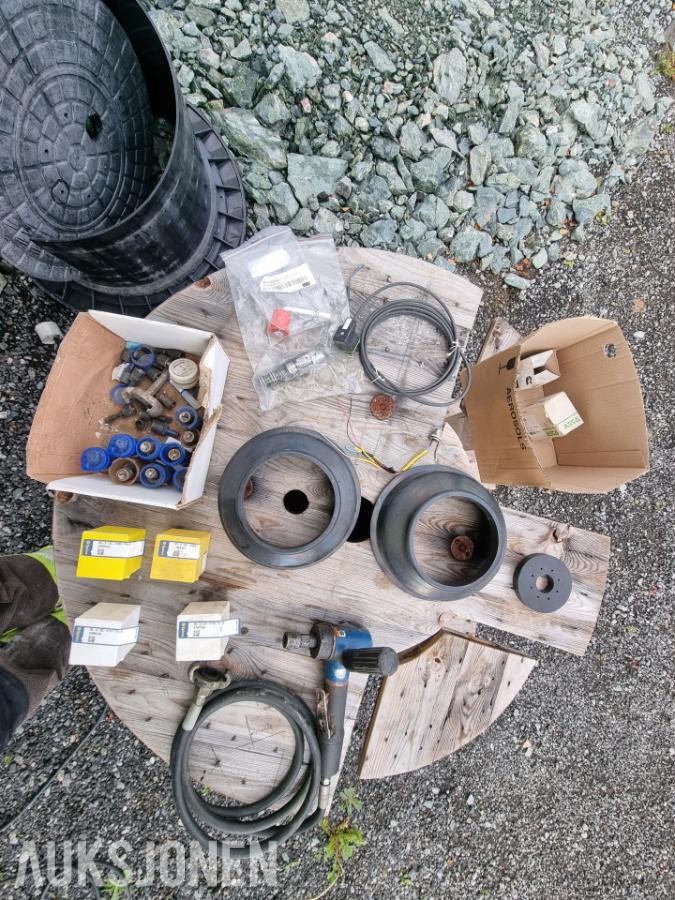 Parti med diverse boreutstyr, hovedsakelig Epiroc-utstyr og tilbehør.