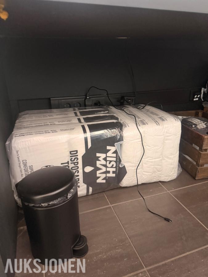 Salg av varebeholding og utstyr til barber-/frisørsalong
