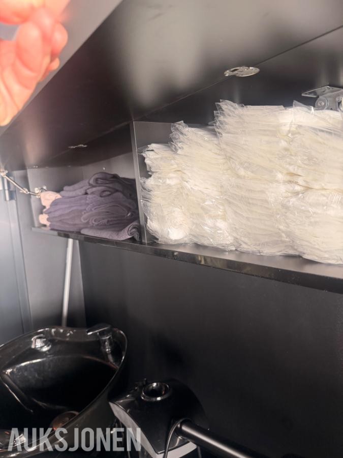 Salg av varebeholding og utstyr til barber-/frisørsalong
