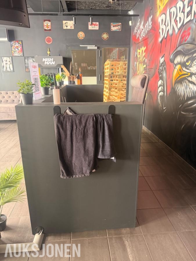Salg av varebeholding og utstyr til barber-/frisørsalong