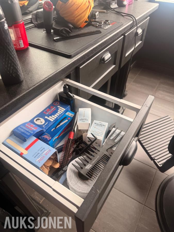 Salg av varebeholding og utstyr til barber-/frisørsalong