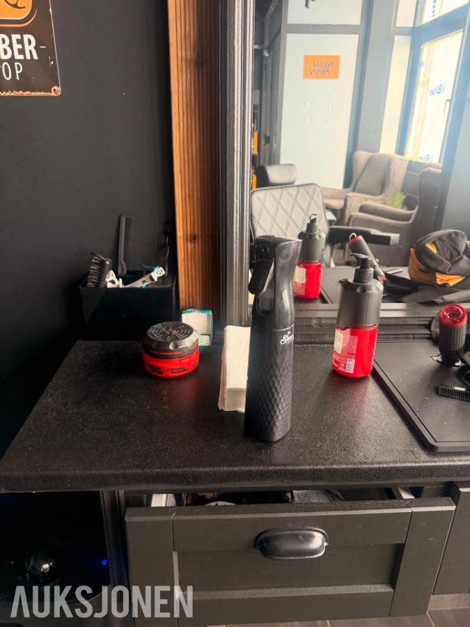 Salg av varebeholding og utstyr til barber-/frisørsalong