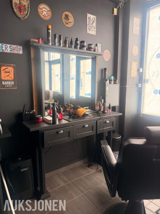 Salg av varebeholding og utstyr til barber-/frisørsalong