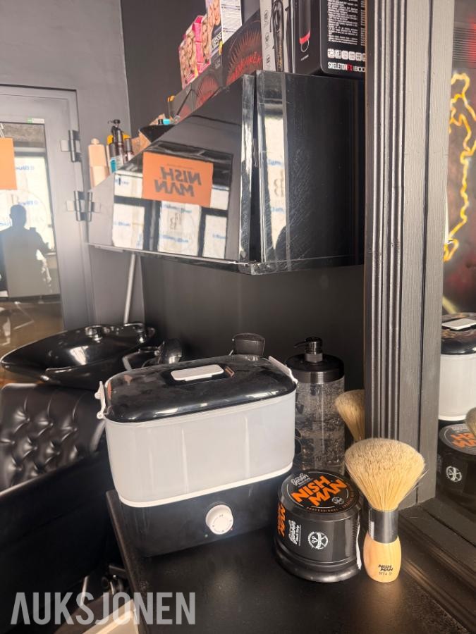 Salg av varebeholding og utstyr til barber-/frisørsalong
