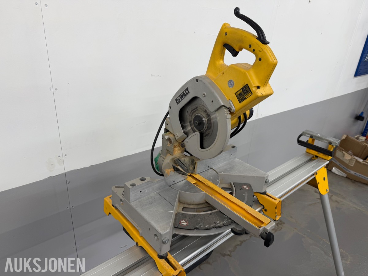Dewalt 707 kapp og gjæresag m/ stativ og kabeltromel