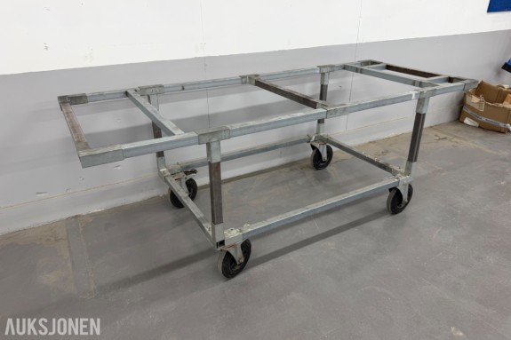 Tralle m/ gummihjul (kompakt) m/ lås. Mål: 2000 x 800 x 740 mm. l x b x h. 