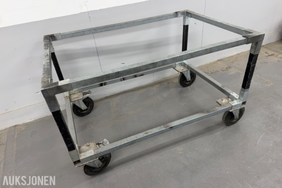 Tralle bygget i stål m/gummihjul (kompakte) Mål: 1200 x 800 x 750 mm. l x b x h.