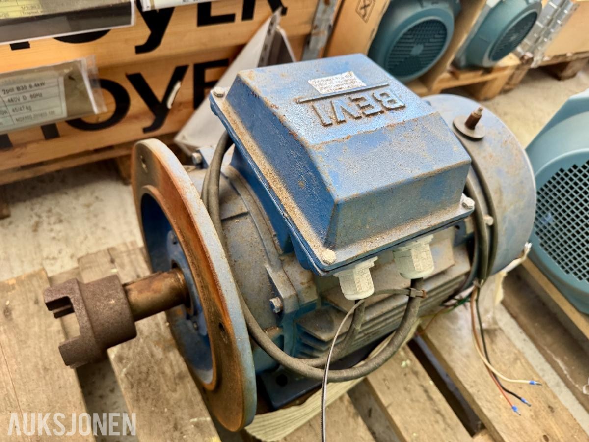 BEVI 3-faset elektromotor med flens og aksel.