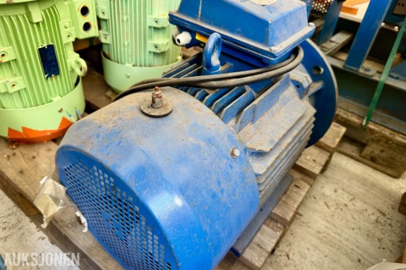 BEVI 3-faset elektromotor med flens og aksel.
