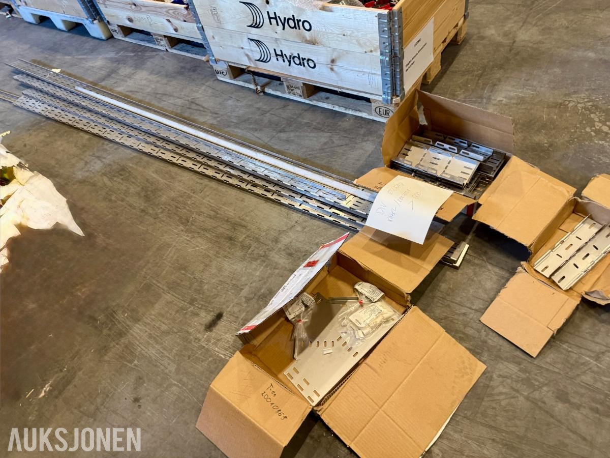 Øglænd System Parti med kabelstiger og kabelrenneutstyr