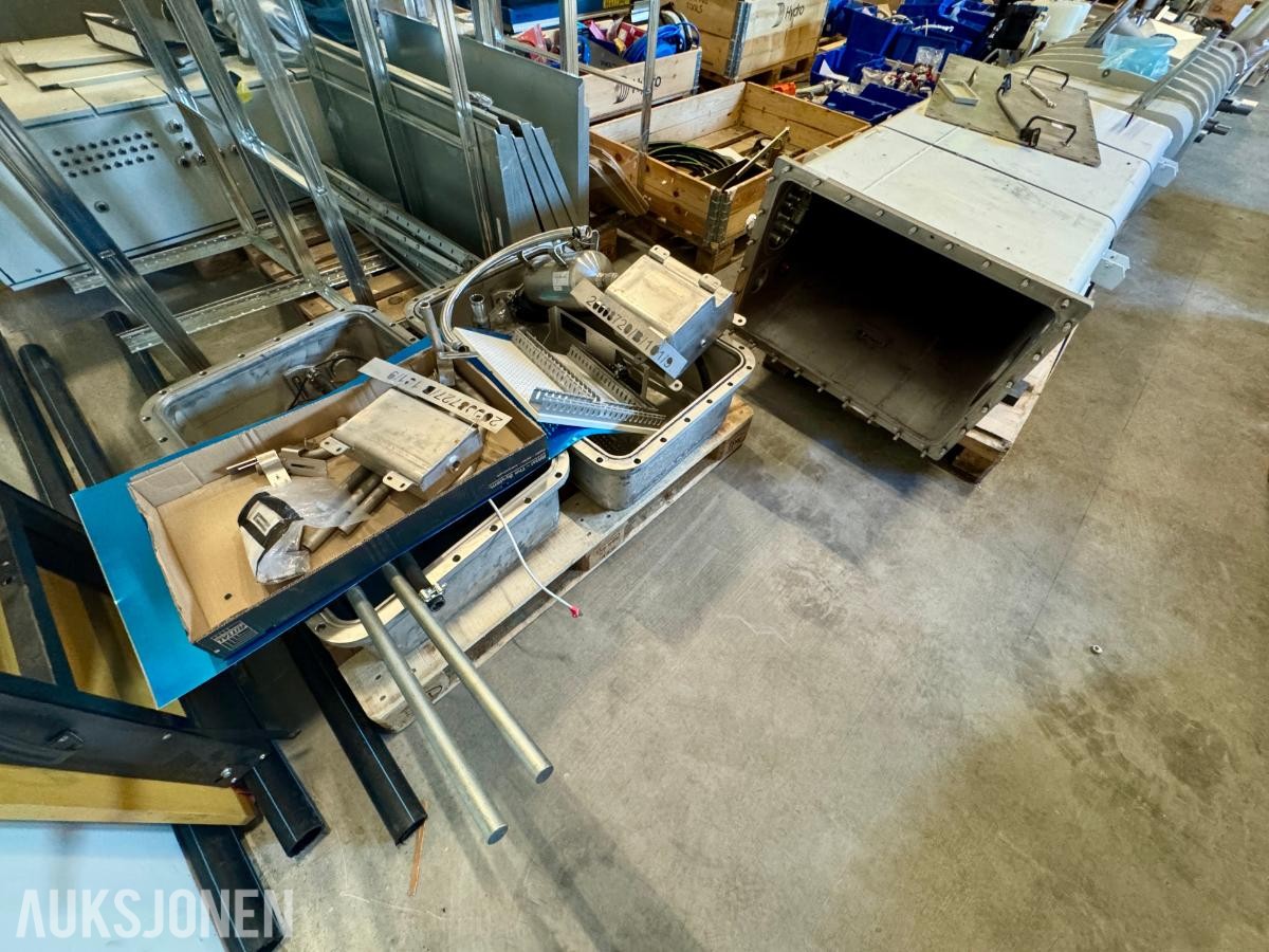 Parti med tekniske komponenter og beholdere