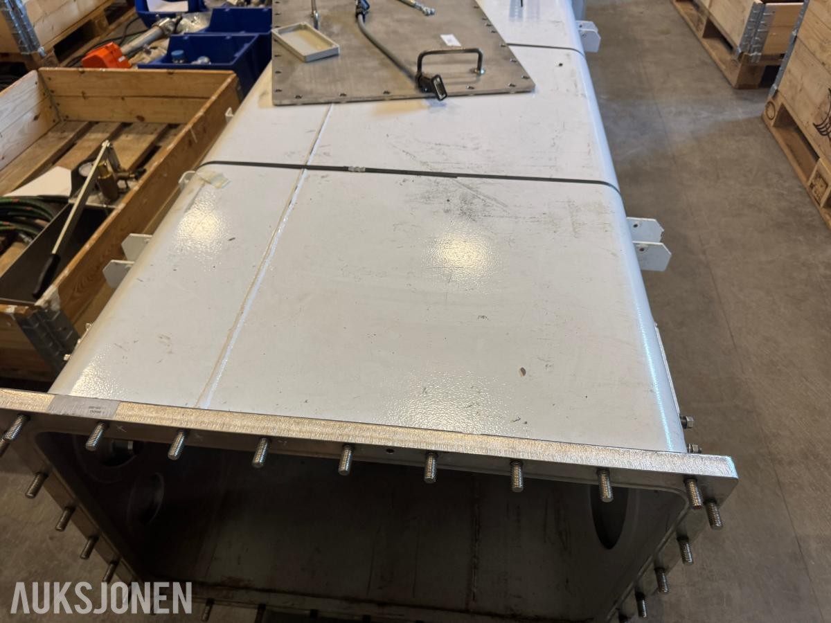 Parti med tekniske komponenter og beholdere