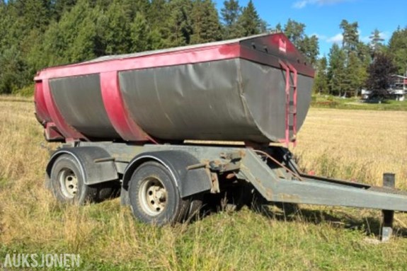 1984 P 1-20 2 akslet langboggi tilhenger med Steinsland asfaltbalje selges.