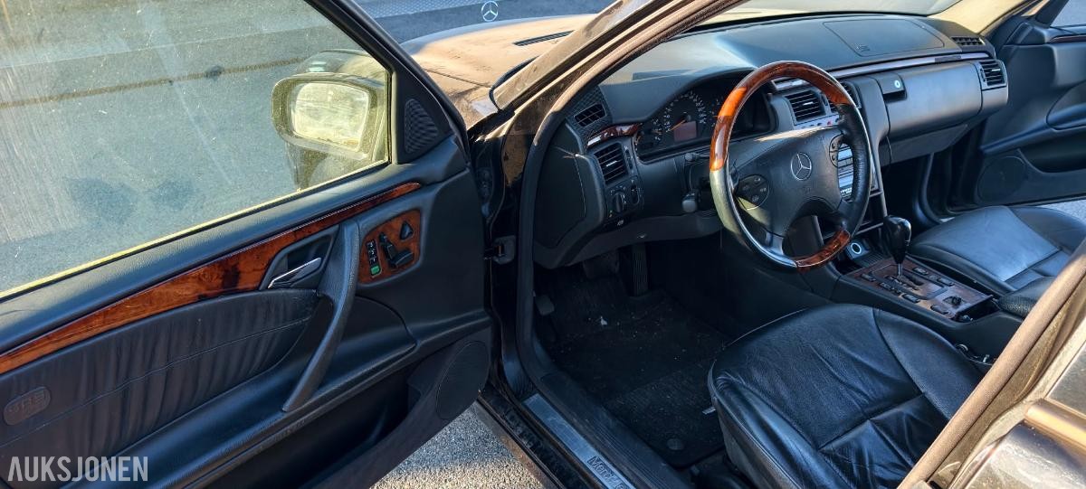 2001 Mercedes-Benz E220 CDI Automat, Delebil, Reparasjonsobjekt