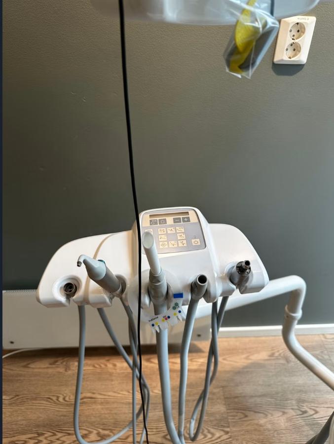 Tannlegeunit med behandlingsstol, operasjonslampe og instrumentmodul