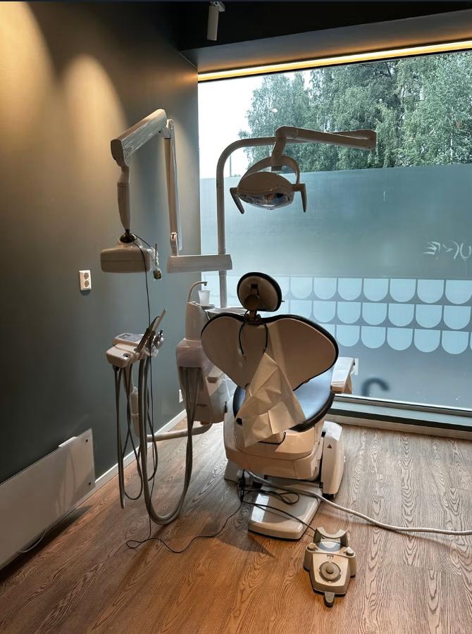 Tannlegeunit med behandlingsstol, operasjonslampe og instrumentmodul