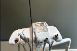 Tannlegeunit med behandlingsstol, operasjonslampe og instrumentmodul