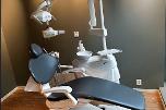 Tannlegeunit med behandlingsstol, operasjonslampe og instrumentmodul
