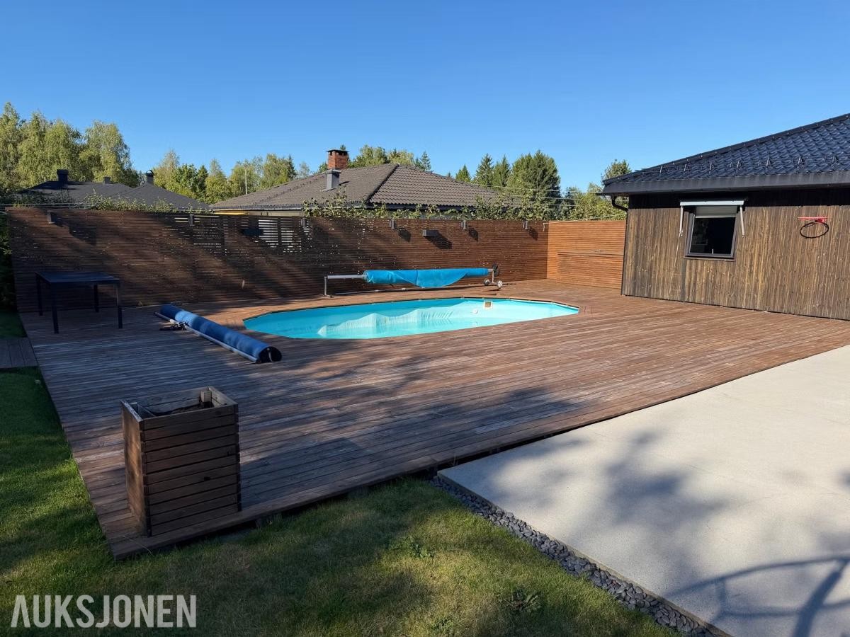 Stålplatebasseng 7.3x3.66x1.32 oval | Ca 100kvm terrassebord og spilekasse