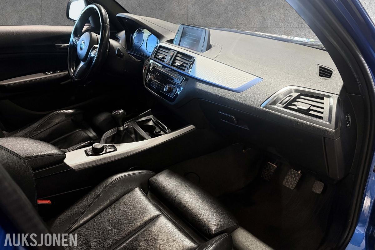 2017 BMW 118i M SPORT MANUELL KJØRESKOLEBIL HENGERFESTE SKINN LED