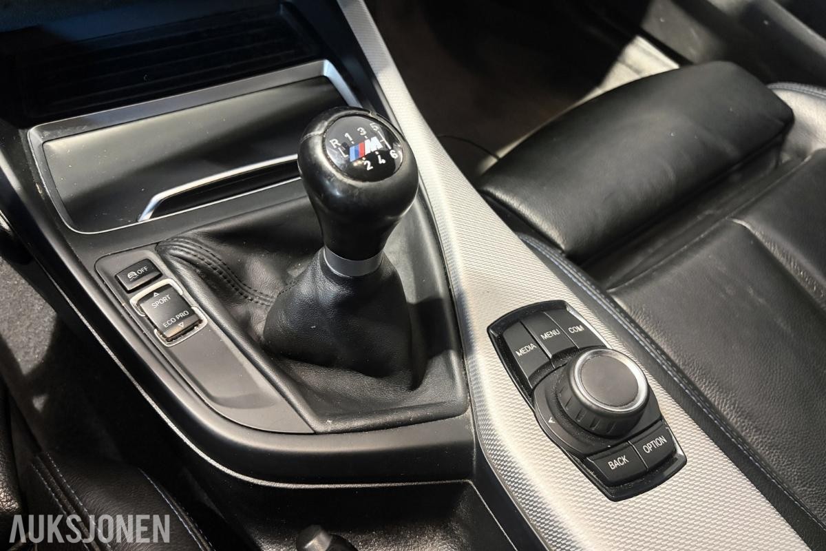 2017 BMW 118i M SPORT MANUELL KJØRESKOLEBIL HENGERFESTE SKINN LED