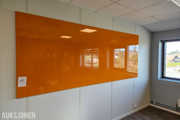 Oransje skrivetavle - Blank overflate - Veggmontert - Ca 300 x 120 cm ⁠