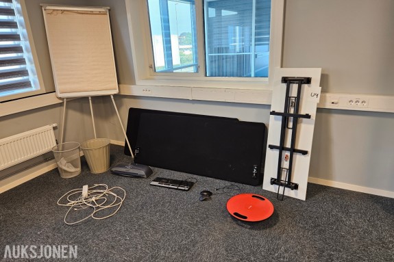 Kontorutstyr - Fellowes Saturn A3 lamineringsmaskin - To bordskjermer - Flipover - HP tastatur og mus 