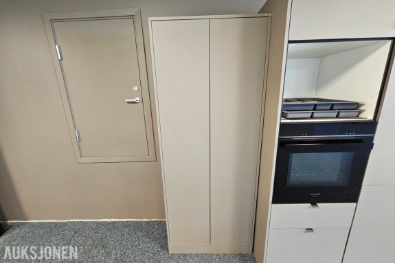 Kontorskap med to dører - Gråbeige - Ca 80 x 40 x 200 cm - Med innhold av vareprøver og kataloger ⁠