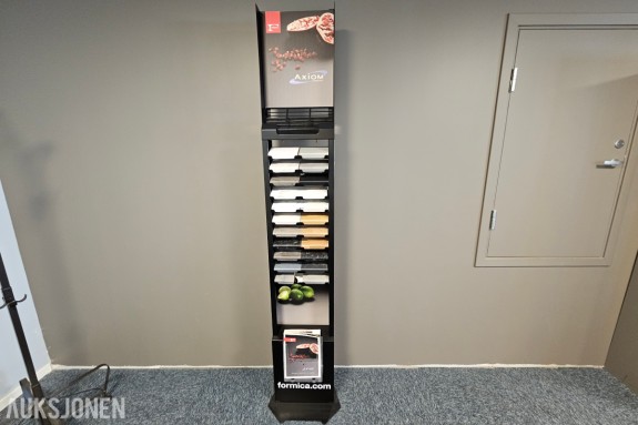 Formica Axiom utstillingsstativ - Sort - Ca 210 cm høyt - Med prøver av benkeplater 