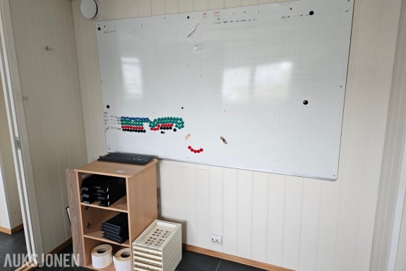 Kontorinnredning - Whiteboard ca 200 x 118 cm - Planleggingstavle - Oppslagstavle - Reolskap i bøk ⁠