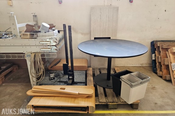Rundt bord ca 120 cm - Linak DL19 løftesøyle med styreboks - Paneler i eikefiner - Kildesorteringsbeholdere