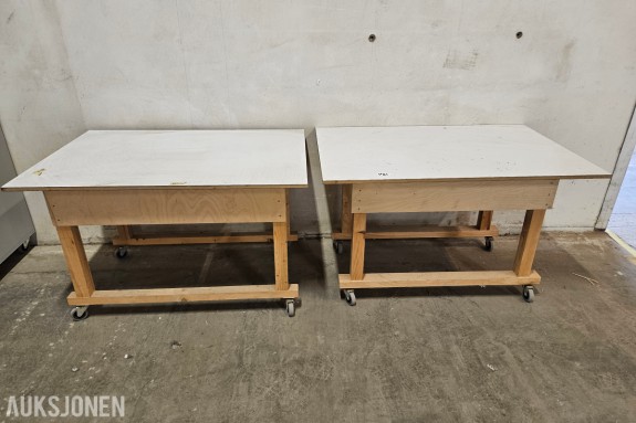 To arbeidsbord på hjul - Treramme - Hvit bordplate ca 120 x 80 cm - Ca 80 cm høye ⁠