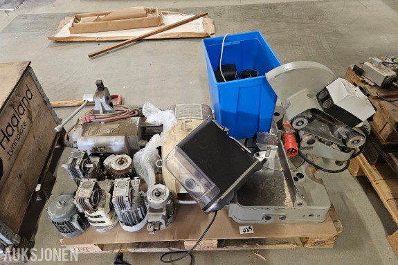Verkstedparti på pall - Elumatec MGS 72 gjæringssag - Ridgid 122 - Motovario snekkegir og elmotorer - REP.objekter