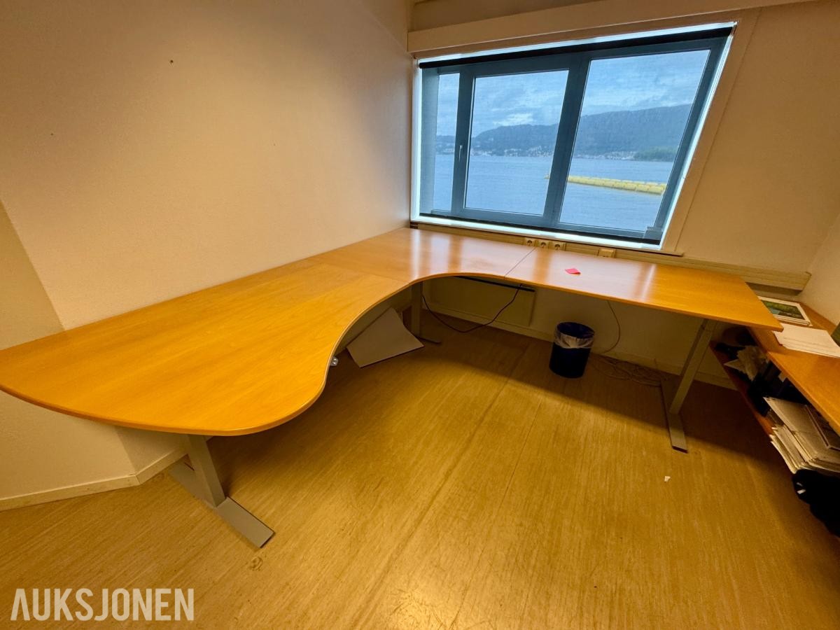 Hev-/senkpult med L-formet bordplate