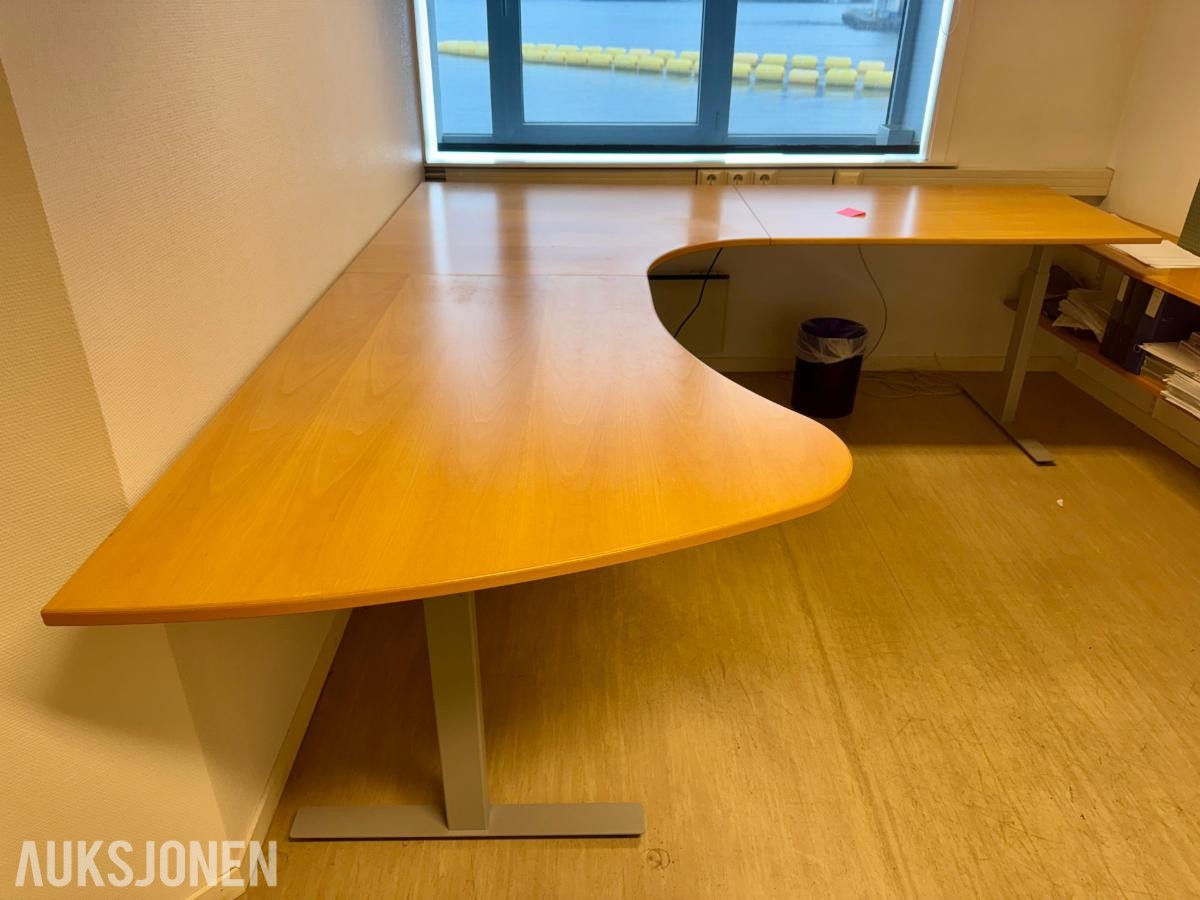 Hev-/senkpult med L-formet bordplate