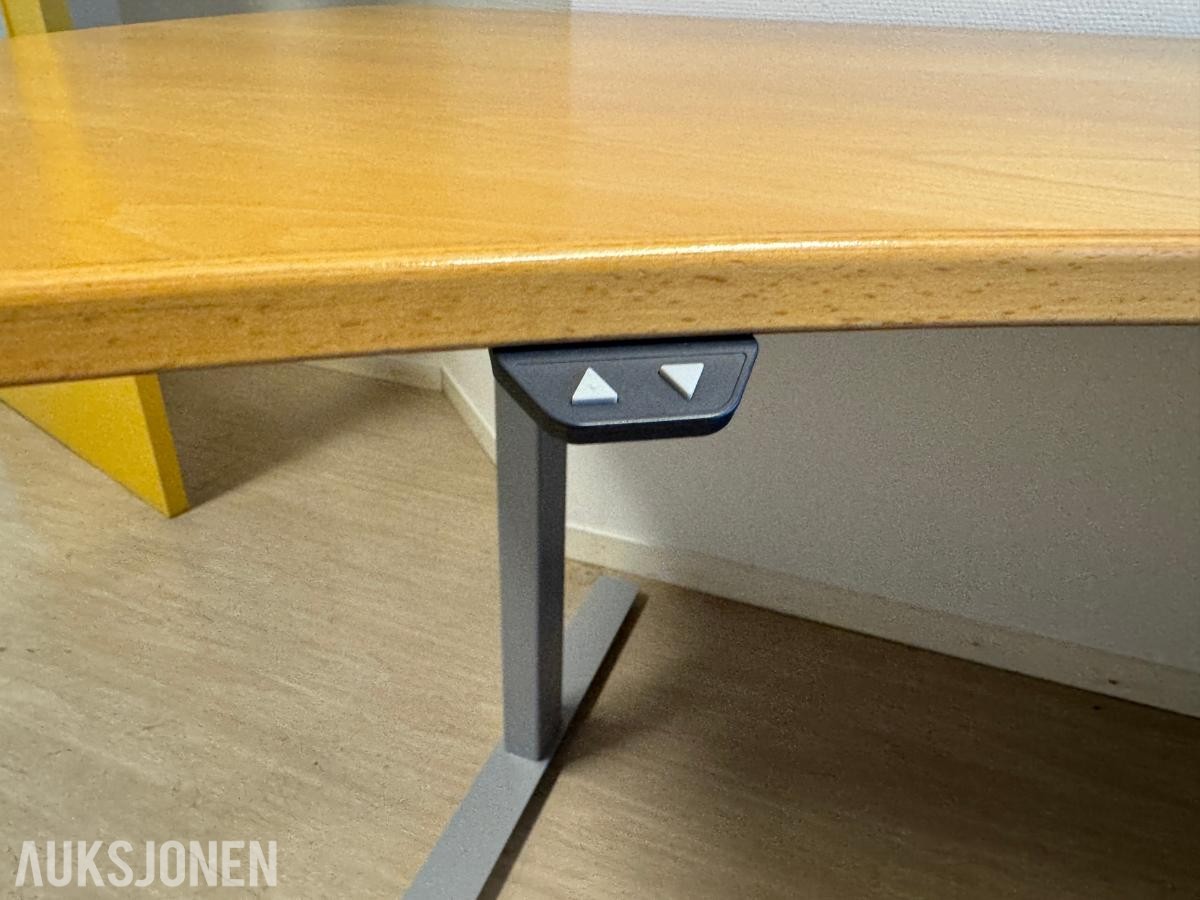 Hev-/senkpult med L-formet bordplate