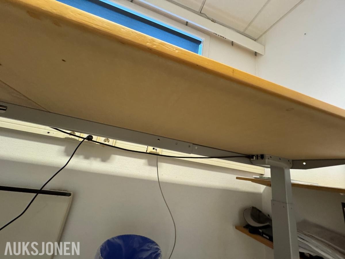 Hev-/senkpult med L-formet bordplate